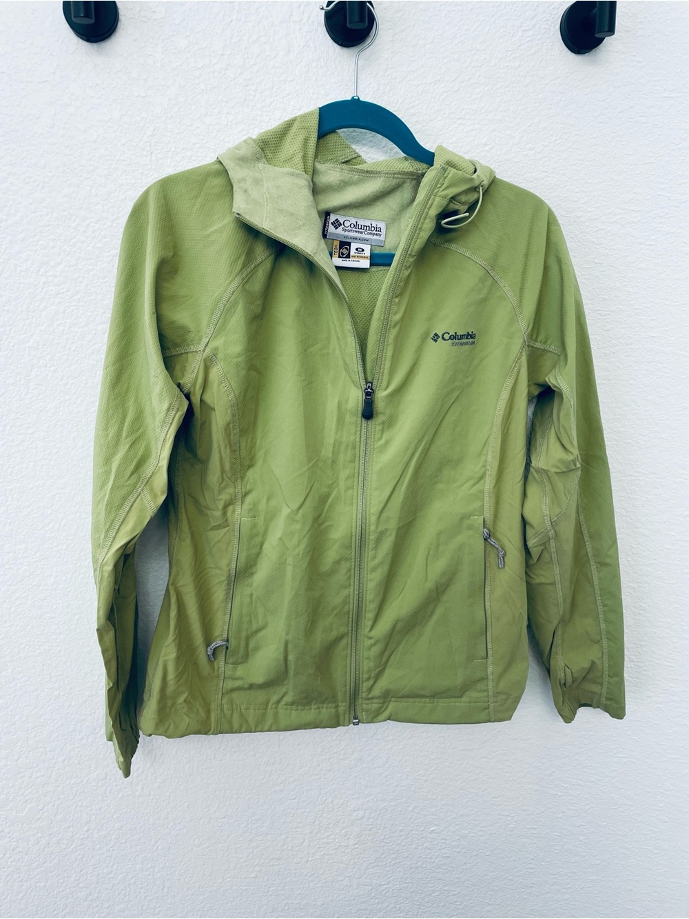 Columbia women’s Light Green Hooded Rain Jacket